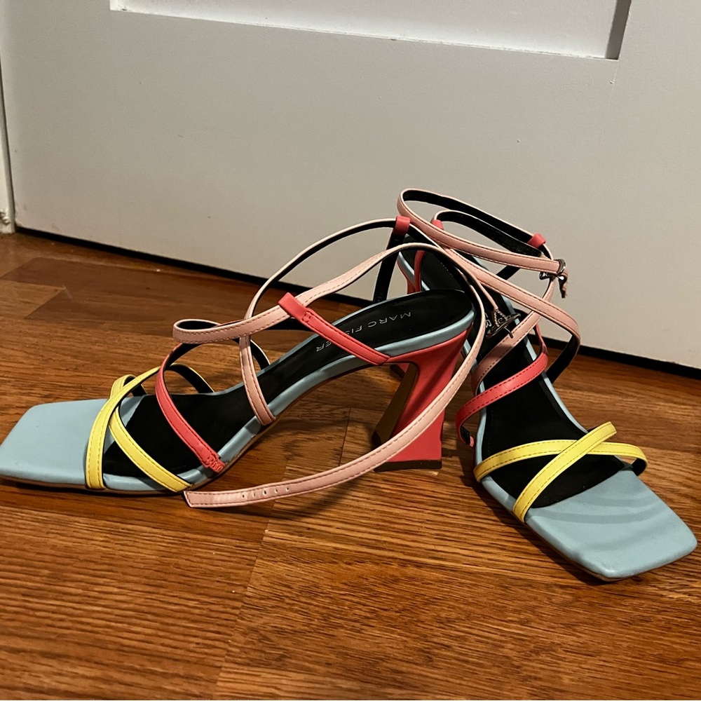 Pastel Marc Fisher Strappy Sandals size 7.5